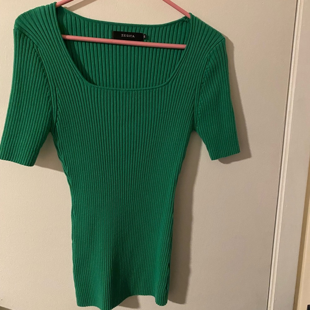 Women’s U neck stretch Shirt. Lightly used but still in great condition.